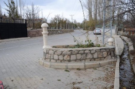 Yol ortasındaki mezar, görenleri şaşırtıyor