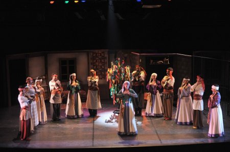 ‘Yol Ter Gül’ oyunu seyircilerle buluşmaya devam ediyor