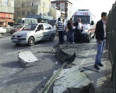 Yola Fırlayan Beton Bariyere Çarpan Sürücü Hayatını Kaybetti
