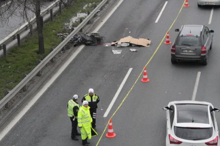Yola savrulan motosiklet sürücüsünü otomobil ezdi