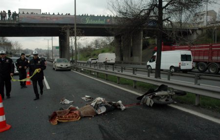 Yola savrulan motosiklet sürücüsünü otomobil ezdi