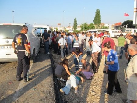 Yolcu minibüsü ile kamyonet çarpıştı: 7 yaralı