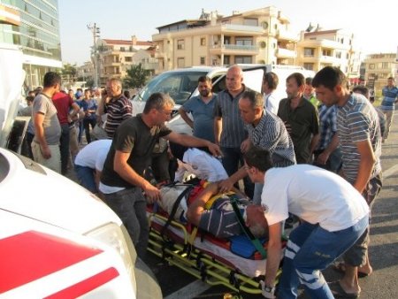 Yolcu minibüsü ile kamyonet çarpıştı: 7 yaralı