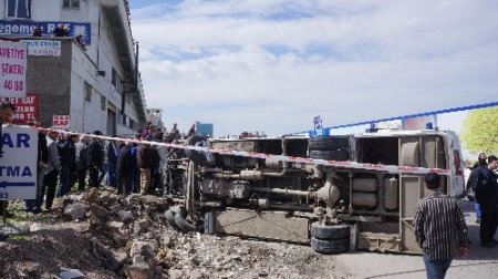 Yolcu minibüsü yan yattı: 16 yaralı (2)