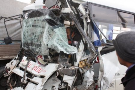 Yolcu minibüsüyle kamyon çarpıştı: 12 yaralı