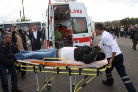 Yolcu minibüsüyle kamyon çarpıştı: 12 yaralı