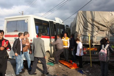 Yolcu minibüsüyle kamyon çarpıştı: 12 yaralı
