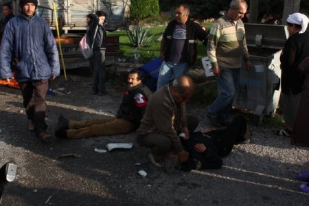 Yolcu minibüsüyle kamyon çarpıştı: 12 yaralı