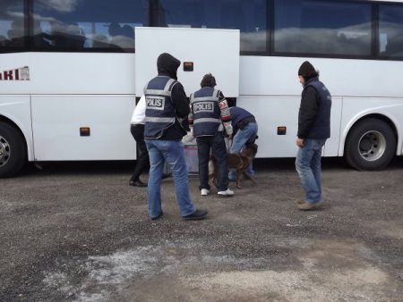 Yolcu otobüslerinde 6 kilo esrar ve 6 bin paket kaçak sigara yakalandı