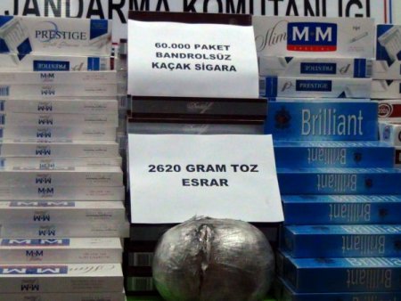 Yolcu otobüslerinde kaçak sigara ve esrar ele geçirildi