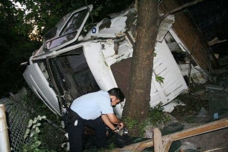 Yolcu Otobüsü, Çarptığı Kamyonla Şarampole Uçtu: 18 Yaralı
