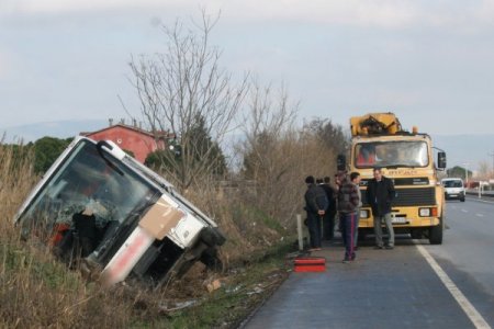 Yolcu otobüsü devrildi