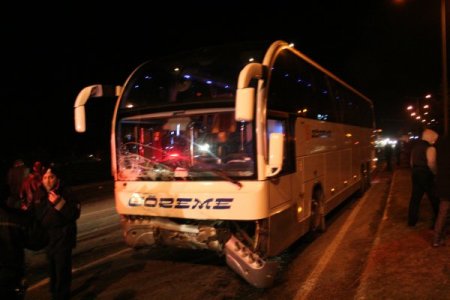 Yolcu otobüsü ile otomobil çarpıştı: 3 ölü, 2 yaralı