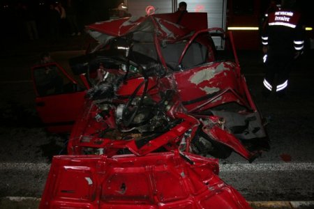 Yolcu otobüsü ile otomobil çarpıştı: 3 ölü, 2 yaralı