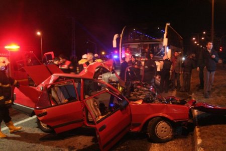Yolcu otobüsü ile otomobil çarpıştı: 3 ölü, 2 yaralı