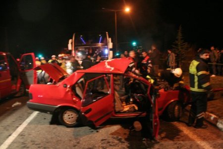 Yolcu otobüsü ile otomobil çarpıştı: 3 ölü, 2 yaralı