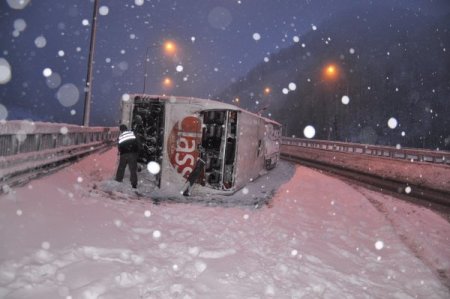 Yolcu otobüsü takla attı: 1 ölü, 10 yaralı (2)