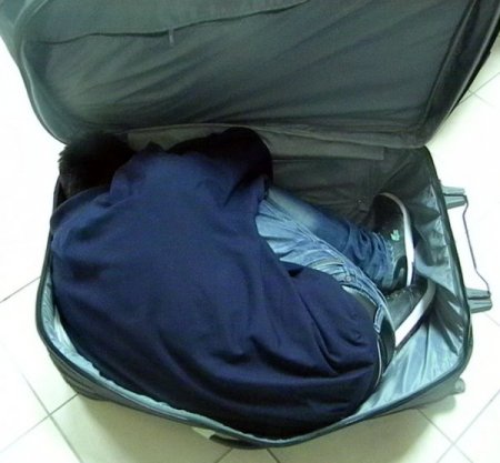 Yolcu Valizinde İnsan Çıktı