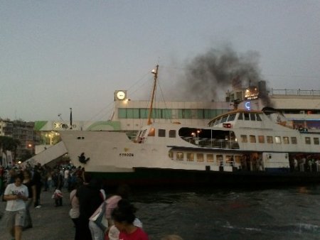 Yolcu vapuru iskeleye çarptı