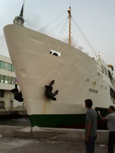 Yolcu vapuru iskeleye çarptı