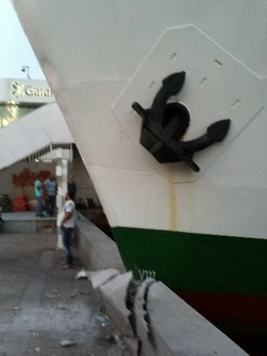 Yolcu vapuru iskeleye çarptı