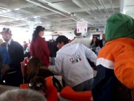 Yolcular, gemi kazasını cep telefonuyla çekti