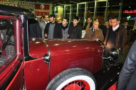 Yolculuk Öncesi Antika Otomobilleri İnceliyorlar