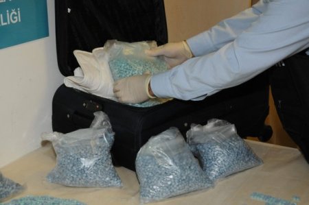 Yolcunun üzerinden 71 bin 500 uyuşturucu hap çıktı