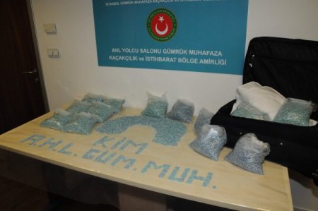 Yolcunun üzerinden 71 bin 500 uyuşturucu hap çıktı