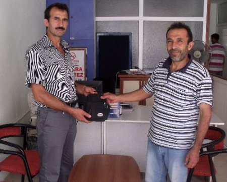 Yolda Bulduğu 15 Bin Lirayı Sahibine Ulaştırdı