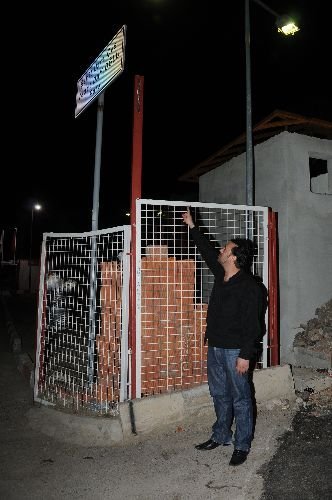 Yolda Yürürken Kafalarına Tabela Düştü: 2 Yaralı