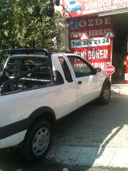 Yoldan Çıkan Araç, Sürücü Kursuna Daldı, Kameralar Saniye Saniye Görüntüledi