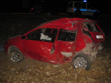 Yoldan çıkan otomobil direğe çarptı: 2 yaralı