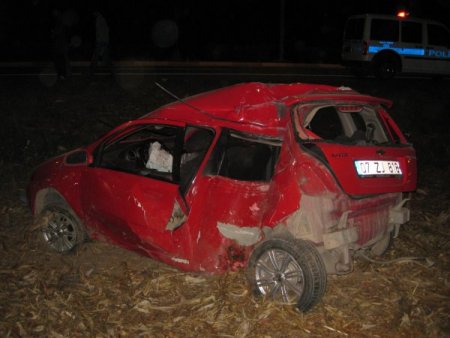 Yoldan çıkan otomobil direğe çarptı: 2 yaralı