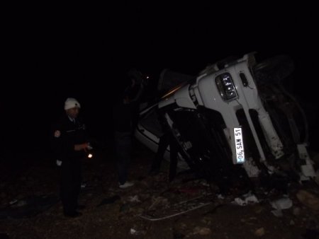 Yoldan çıkan TIR şarampole uçtu