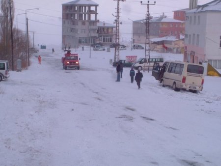 Yollar Buz Tuttu, Araçlar Yoldan Çıktı