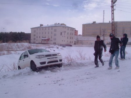 Yollar Buz Tuttu, Araçlar Yoldan Çıktı