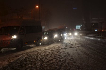 Yollar karla kaplandı, dönüş yolu çile oldu