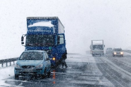 Yollar karla kaplandı, dönüş yolu çile oldu