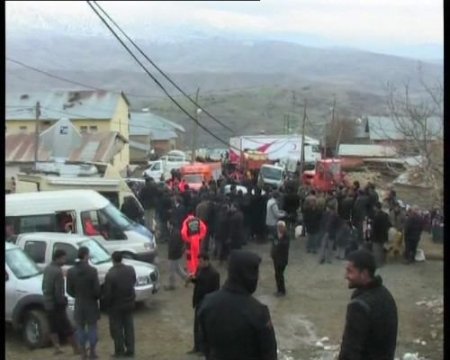 Yollardaki Araçlar Yüzünden Ambulanslar Depremde Yaralananlara Güçlükle Ulaşıyor