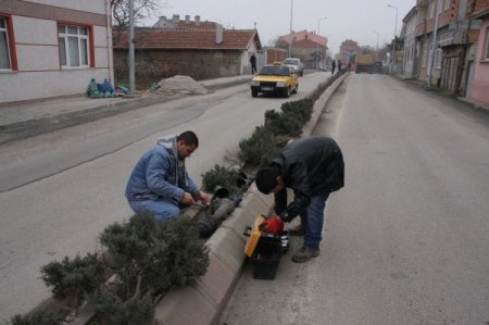 Yollardaki Aydınlatma Lambalarını Kırdılar