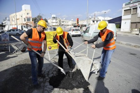 Yollardaki çukurlar için pasta kestiler