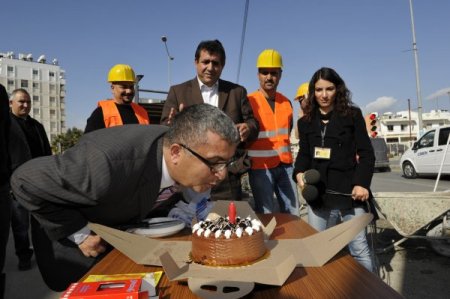 Yollardaki çukurlar için pasta kestiler