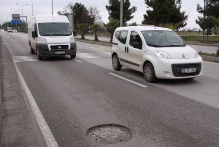 Yolları köstebek yuvasına çeviren, rögar kapakları kazalara davetiye çıkarıyor