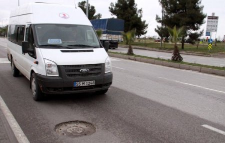 Yolları köstebek yuvasına çeviren, rögar kapakları kazalara davetiye çıkarıyor