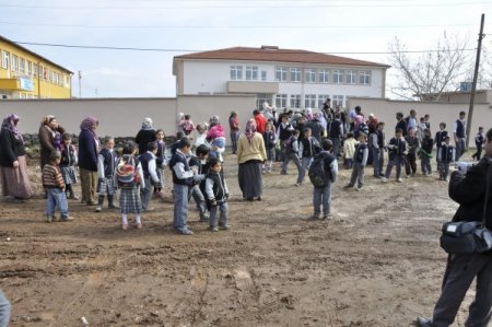 Yolu Yapılmayan Mahalleli Belediye Başkanını Protesto Etti