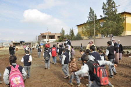 Yolu Yapılmayan Mahalleli Belediye Başkanını Protesto Etti