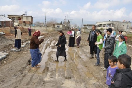 Yolu Yapılmayan Mahalleli Belediye Başkanını Protesto Etti