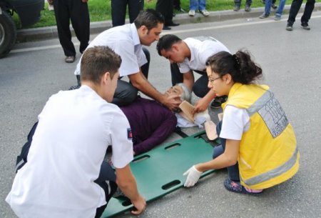 Yolun karşısına geçmek isteyen yaşlı kadına araba çarptı