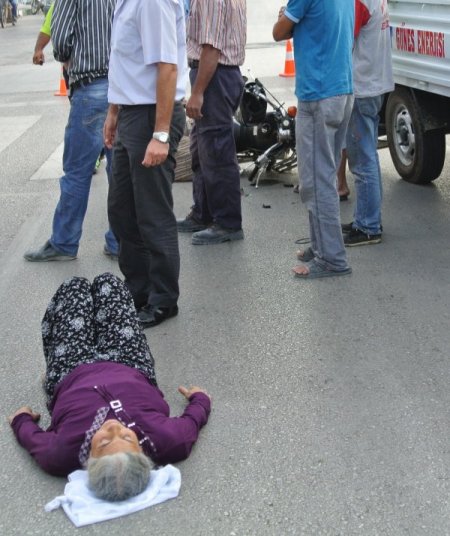Yolun karşısına geçmek isteyen yaşlı kadına araba çarptı